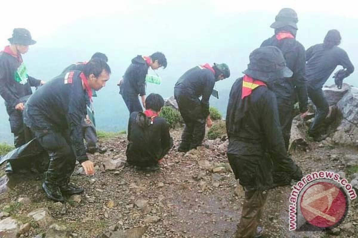 Peringati Hari Bumi Sintalaras UNM Bersihkan Gunung 