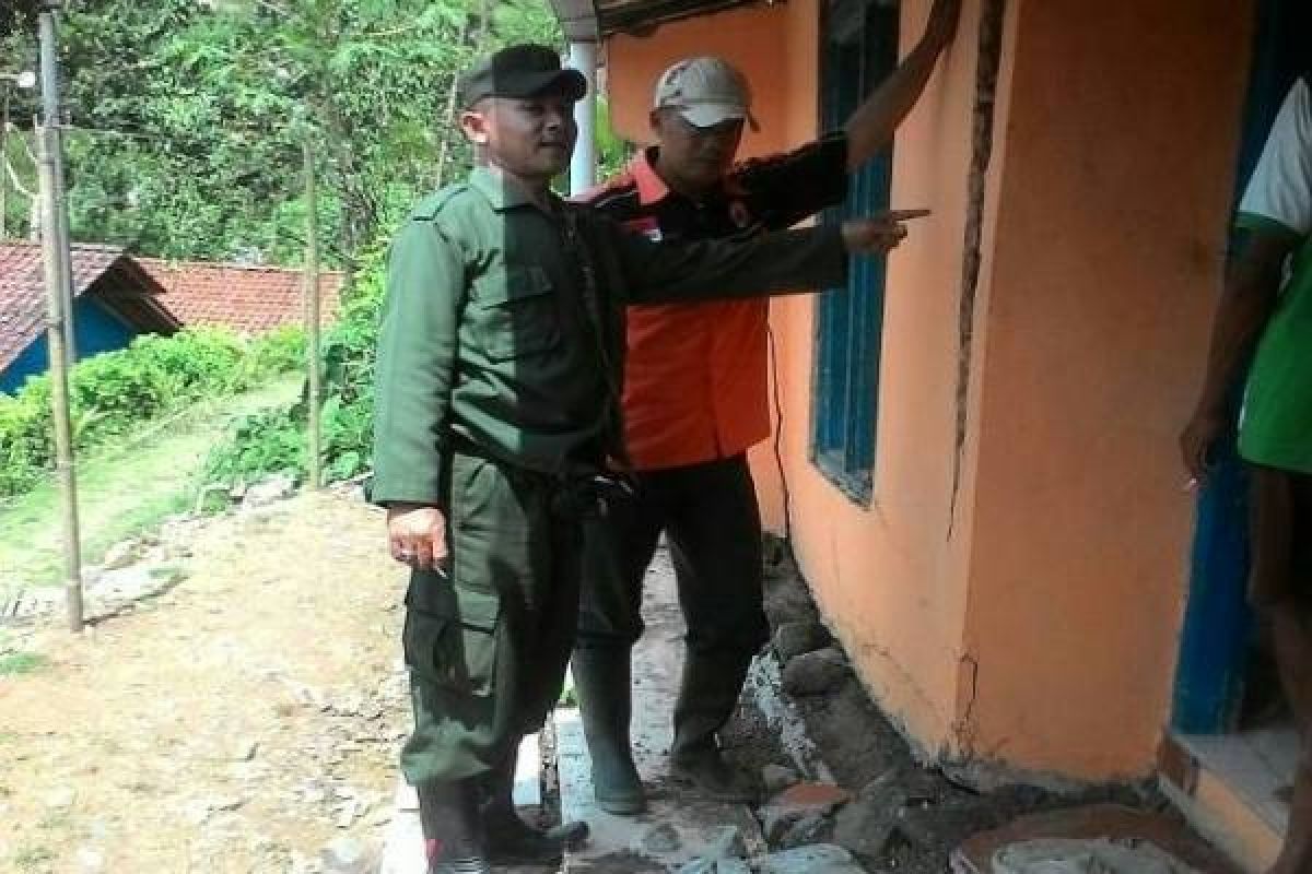 Dua Rumah Rusak Akibat Tanah Bergerak di Banyumas