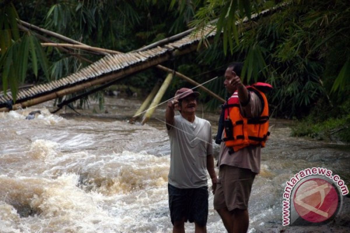 Sembilan Sepeda Motor  Akibat Jembatan Runtuh Berhasil Di Evakuasi