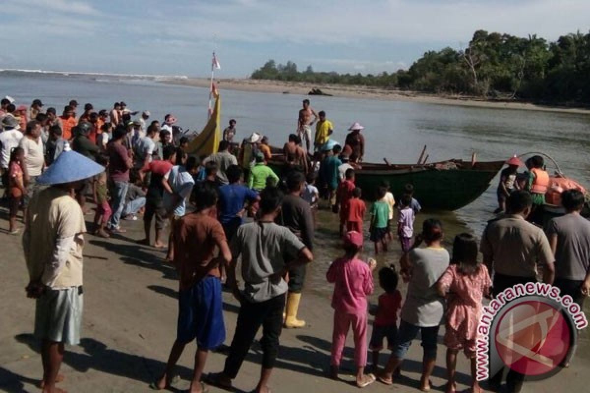 Perahu Nelayan Mukomuko Karam Di Muara PIM