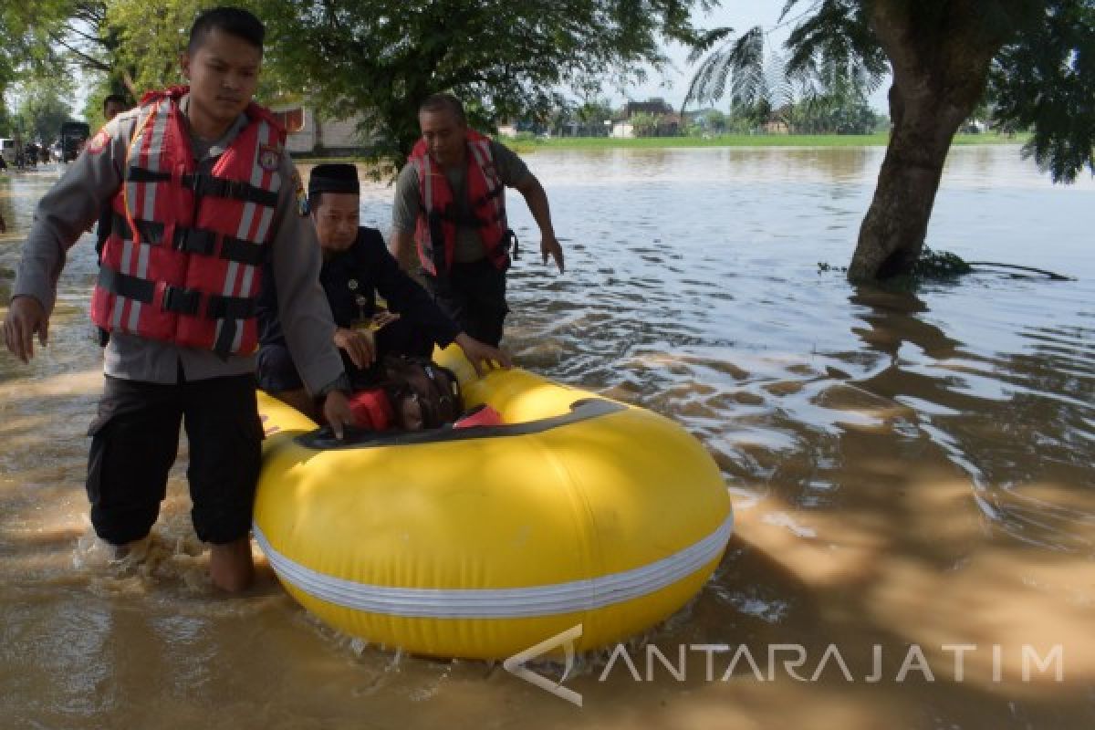 Sepuluh KK Warga Ngawi Dievakuasi Akibat Banjir