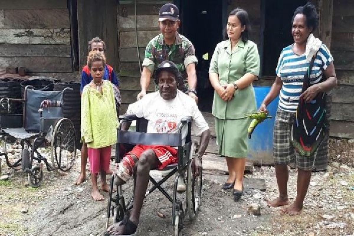 Pasiter Kodim 1710/Mimika bantu kursi roda kepada warga di Bhituka 