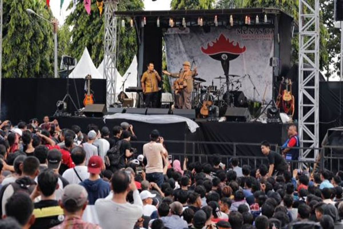 Iwan Fals Konser Munas OI di Lampung