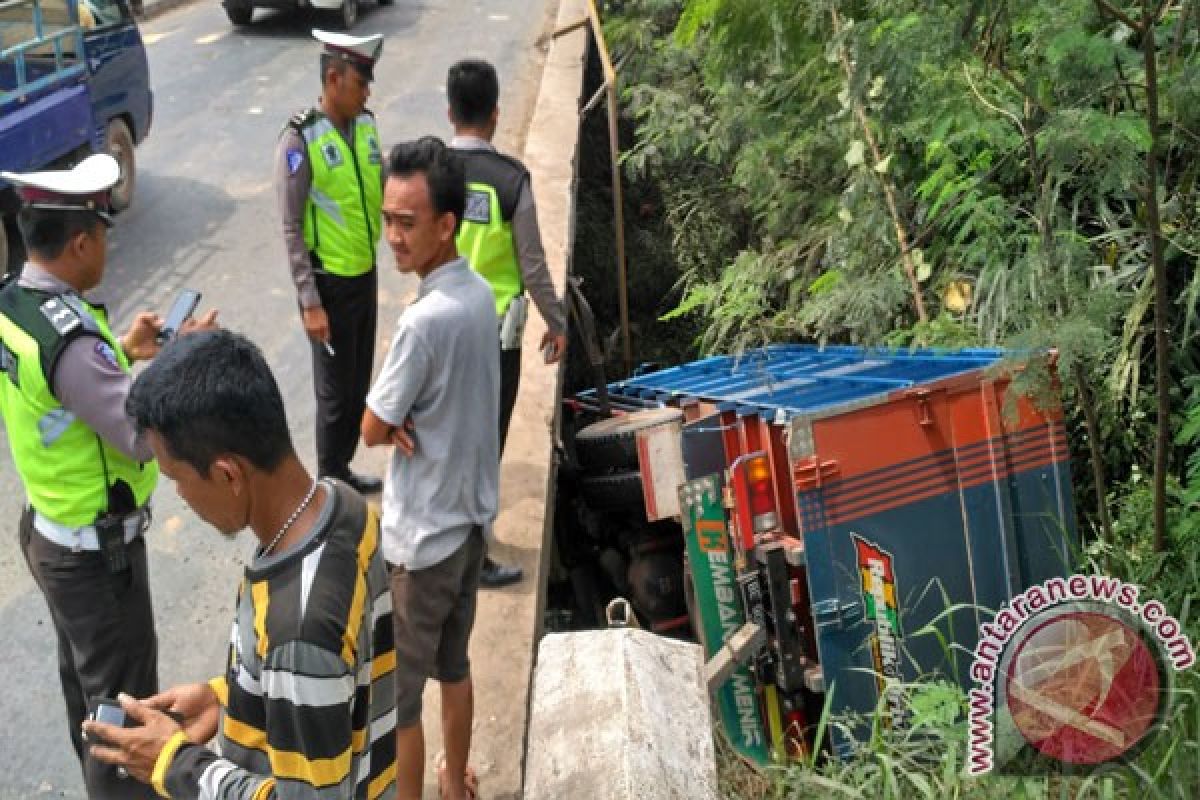 Truk Masuk Jurang di Mesuji