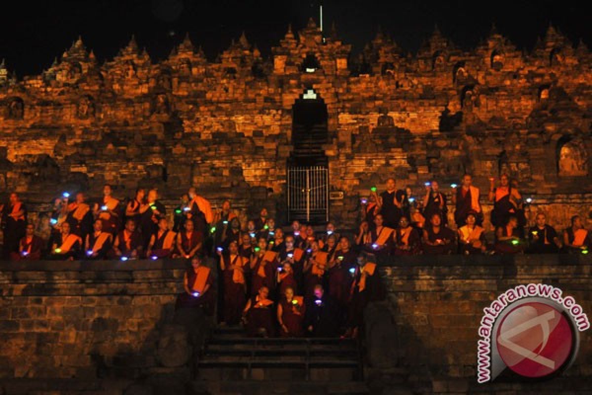 Sebanyak 1.999 lampion diterbangkan di Borobudur