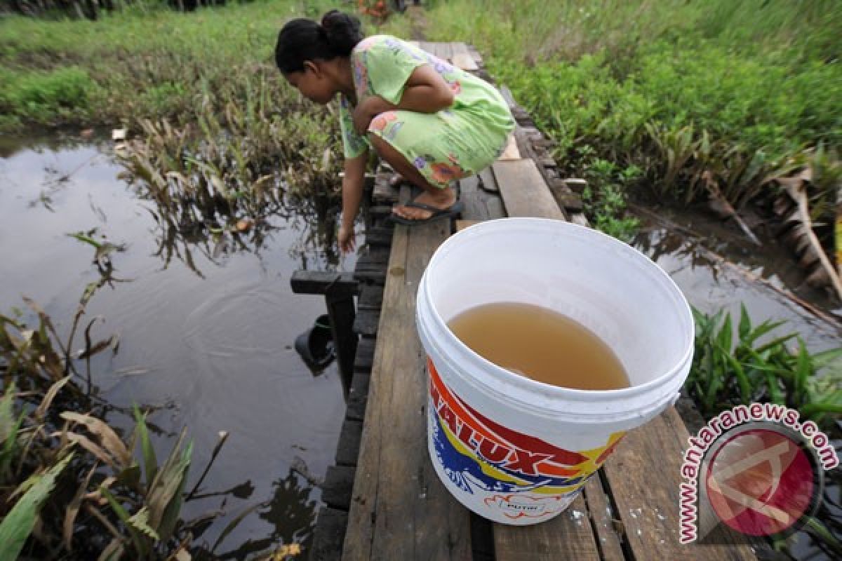 Warga transmigrasi Pulau Maya minum air parit