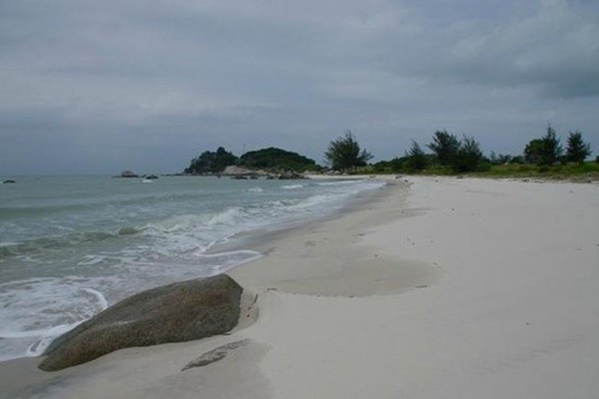 Pantai berikat di Bangka Tengah dikagumi wisatawan