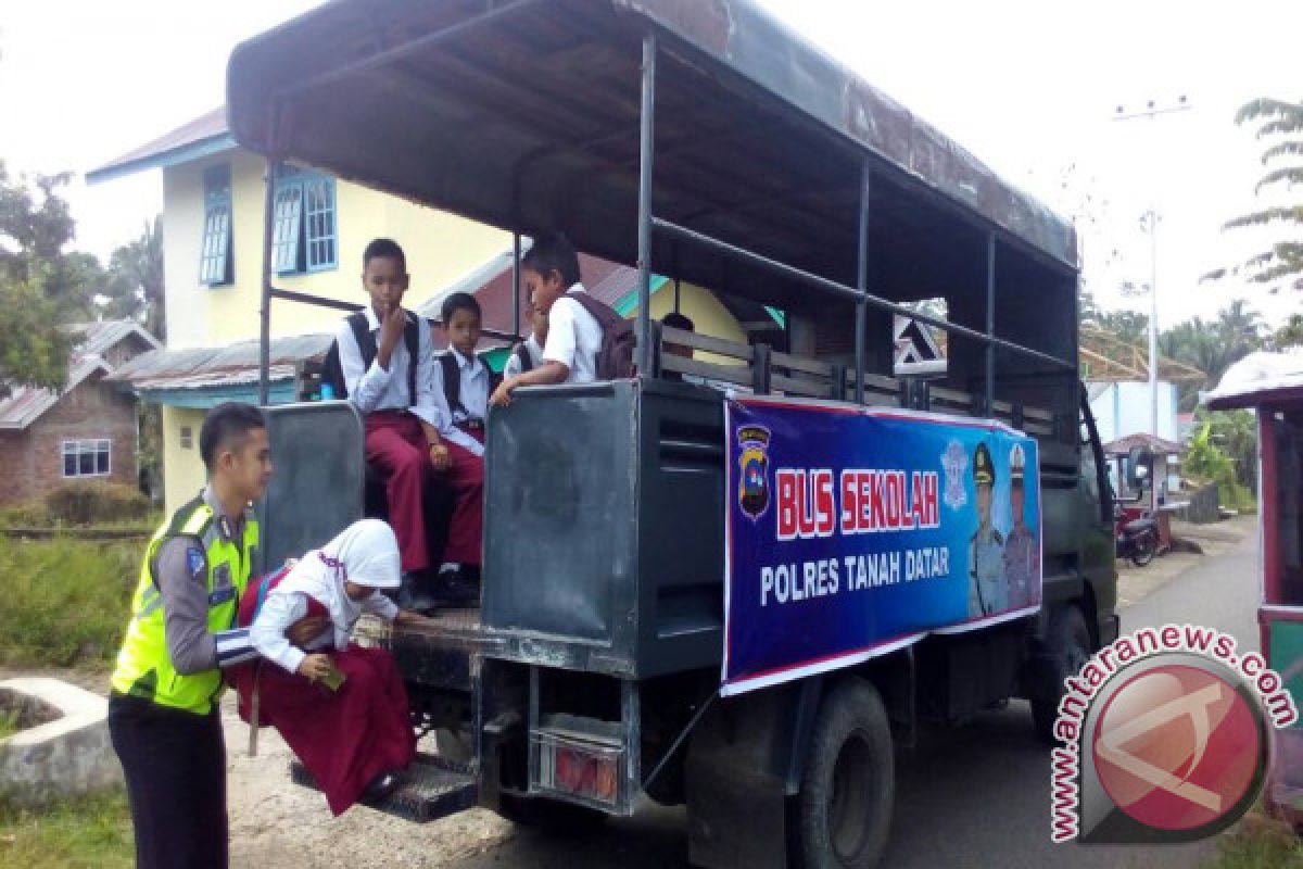 Polres Tanah Datar Sediakan Bus Sekolah Gratis