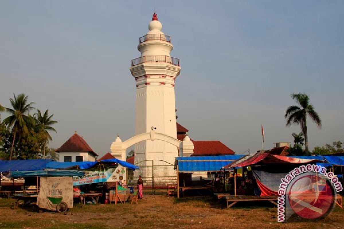 Thousands of pilgrims crowd old Banten area