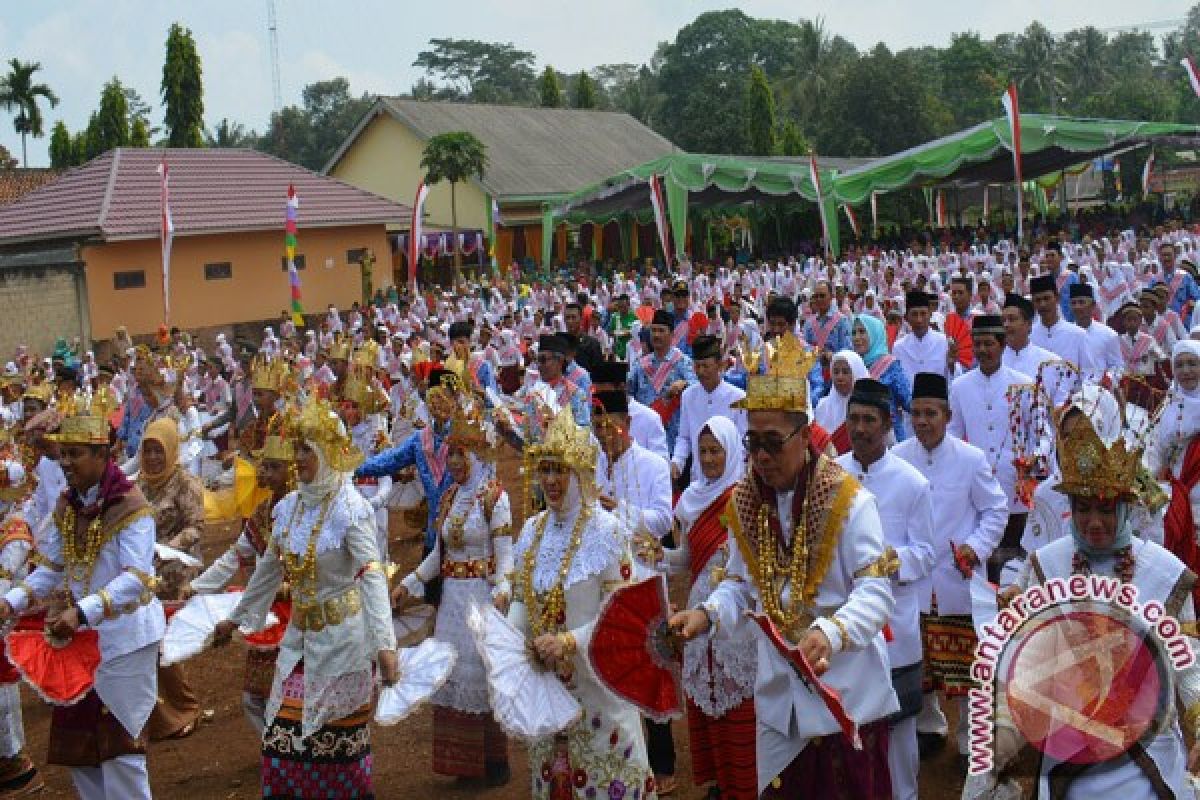 Pelajar Lampung Timur Gelar Tari Melinting Massal 