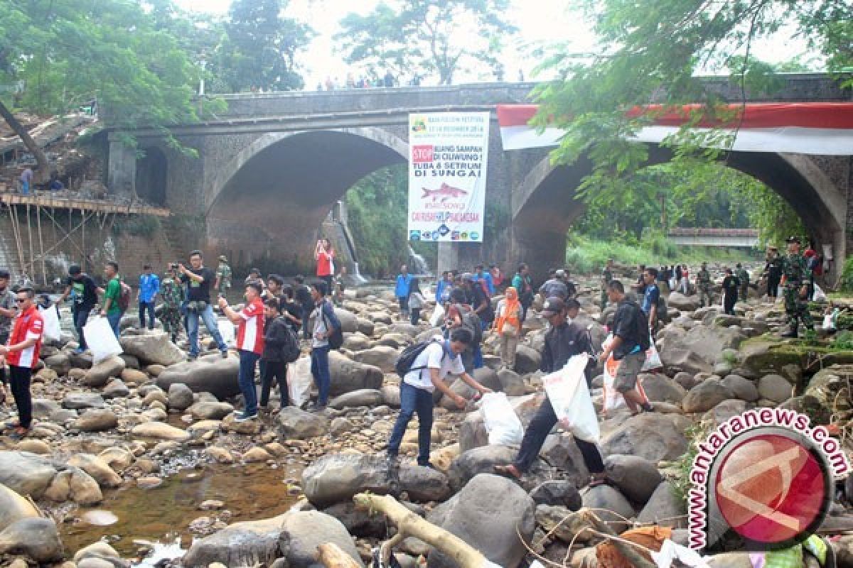 Lomba Mulung Sampah Ciliwung Angkut 15.939 Karung Sampah