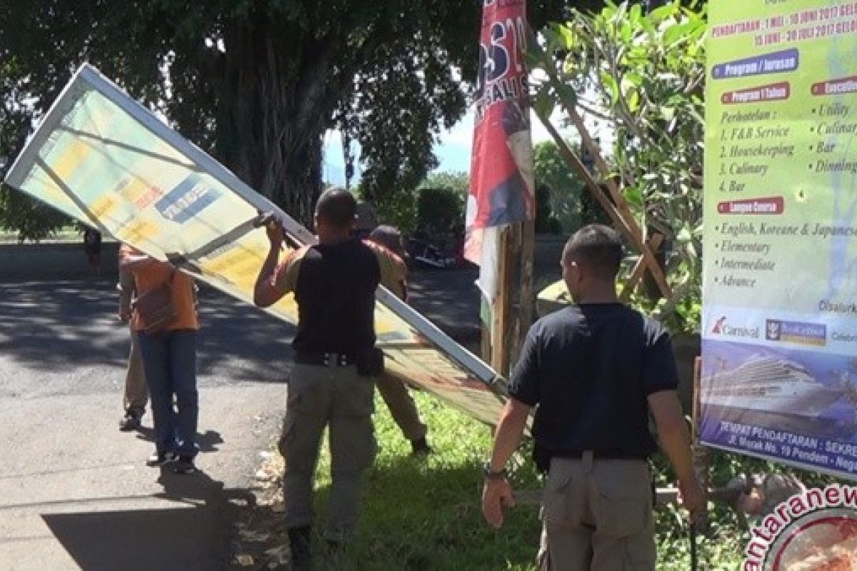 Satpol PP Jembrana Bongkar Paksa Puluhan Baliho