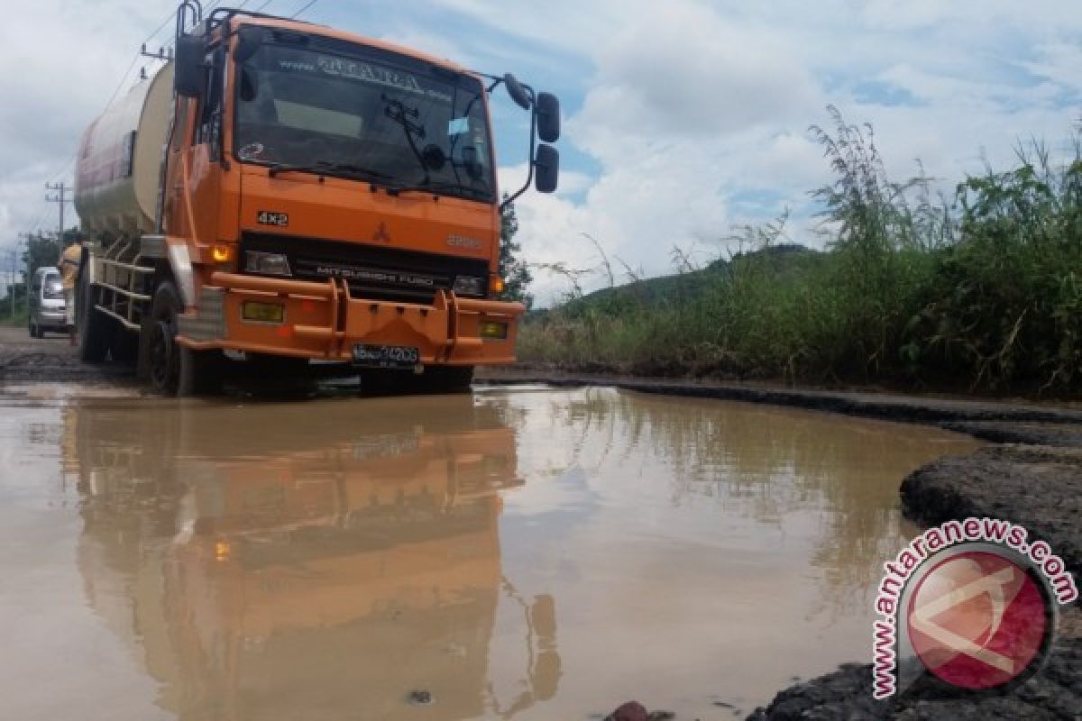 Jalan Provinsi di Padangsidimpuan Rusak Berat 