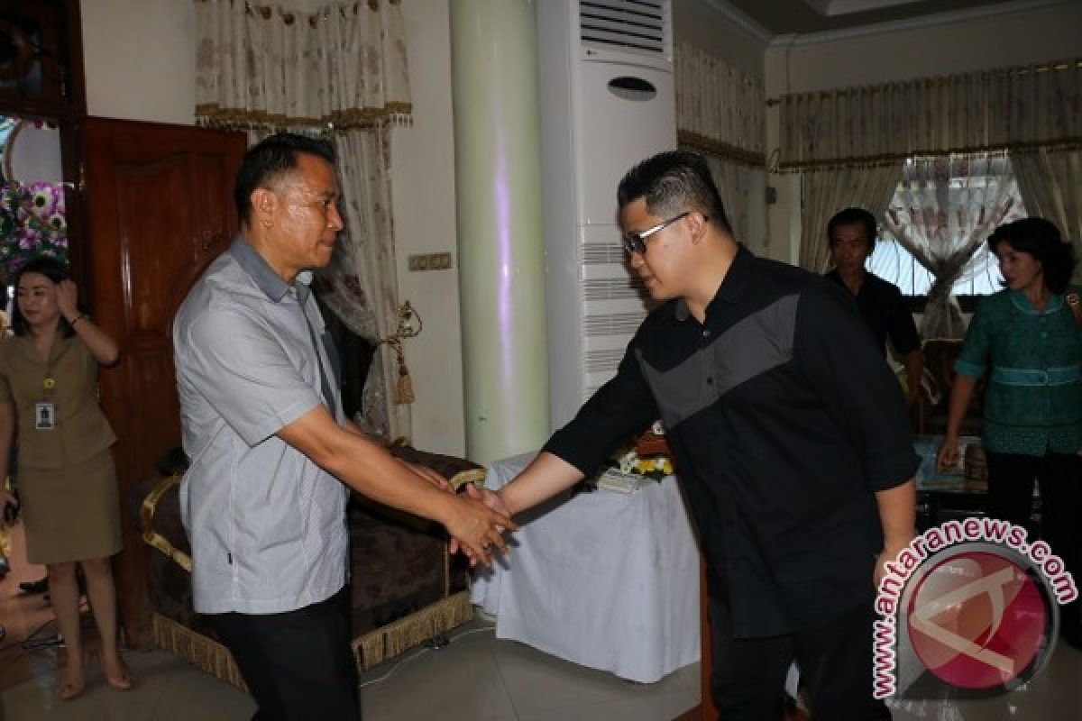 Wali Kota Melayat Suami Mantan Anggota DPRD Tomohon