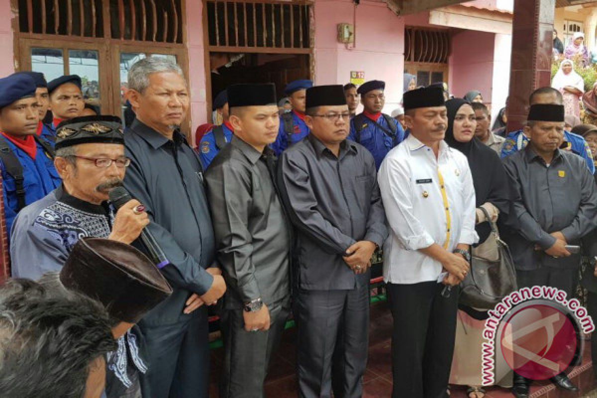 Wabup Tanah Datar Melayat ke Rumah Korban Damkar