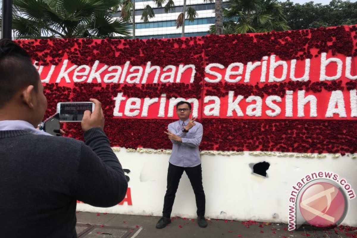 Karangan bunga untuk Ahok jadi tempat berfoto