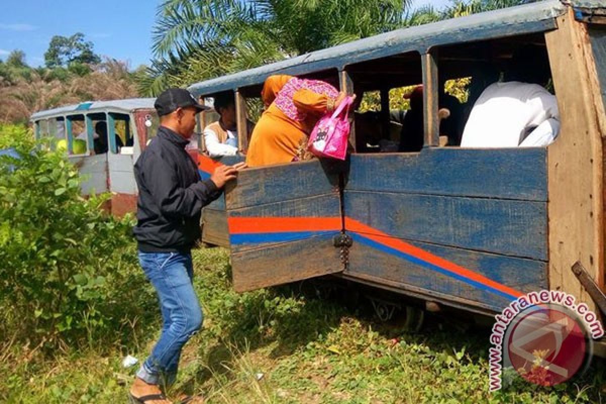 Warga Lebong Tandai Harapkan Perbaikan Rel Lori