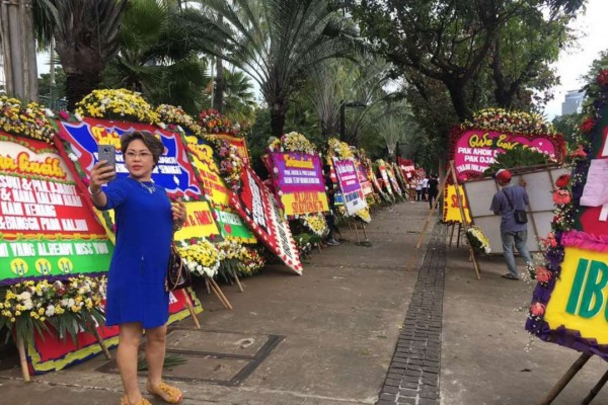 Warga DKI ramai berfoto dengan karangan bunga Ahok-Djarot