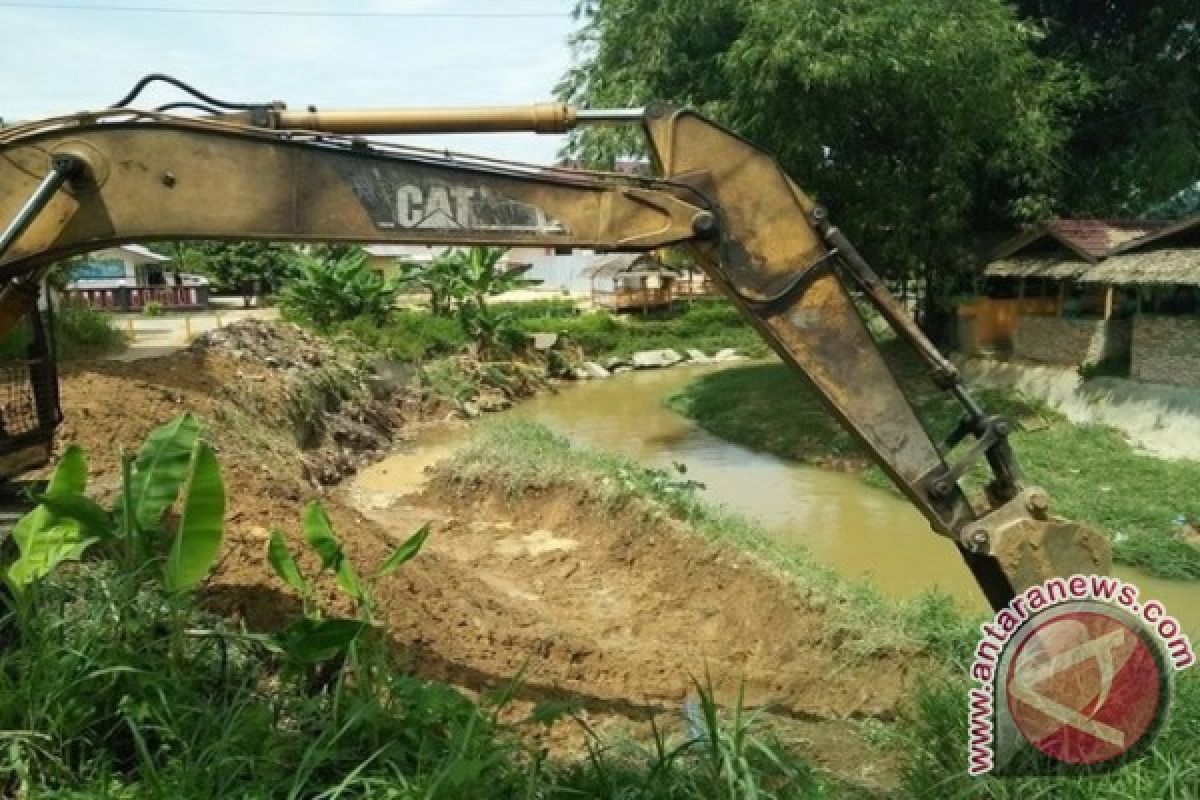 BPBD Labuhanbatu Normalisasi Sungai Aek Tapa