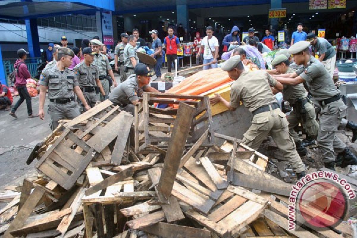 Pemkot Medan tertibkan PKL jembatan Kanal