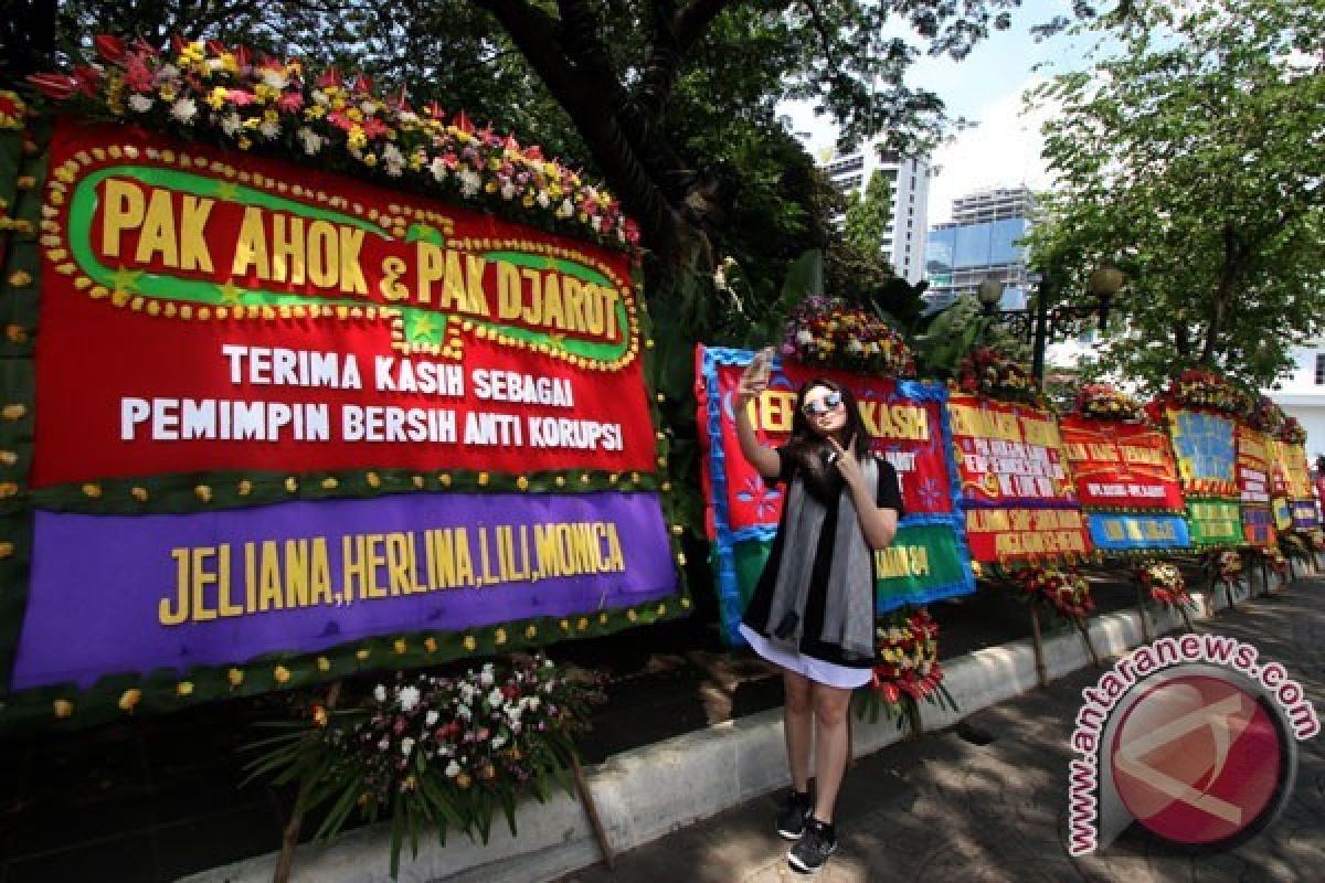 Warga Antre Berfoto Bersama Ahok di Balai Kota DKI Jakarta