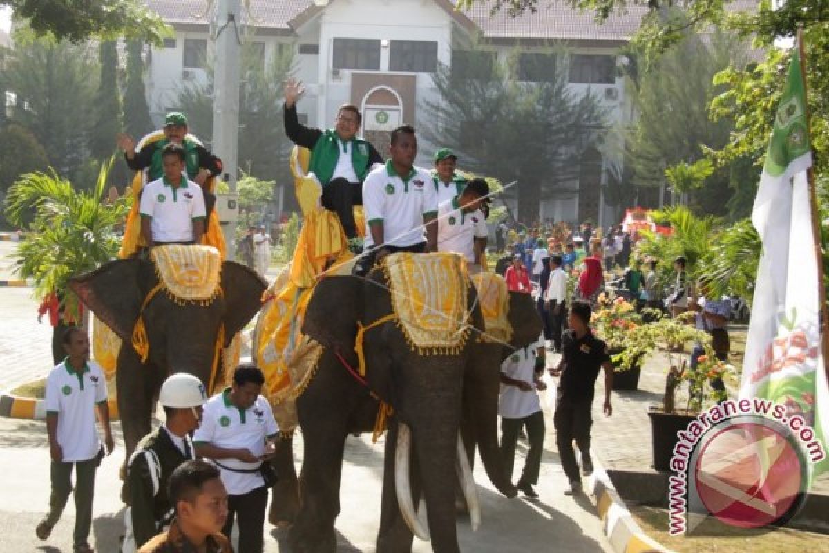 Menag Tunggangi Gajah Buka Pionir VIII