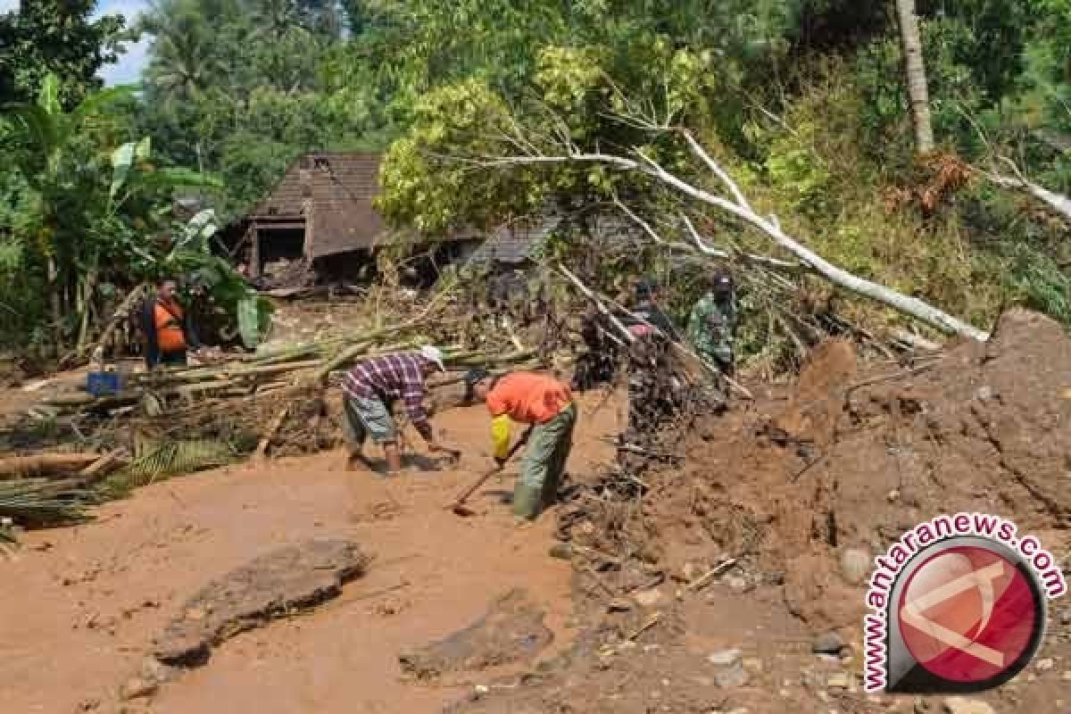 Suami-istri jadi korban tanah longsor Solok