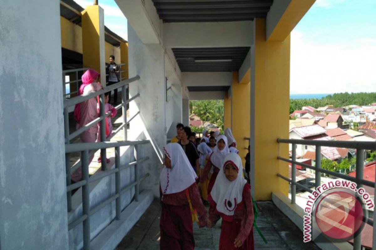 Siswa Dominasi Simulasi Gempa-Tsunami di Padang