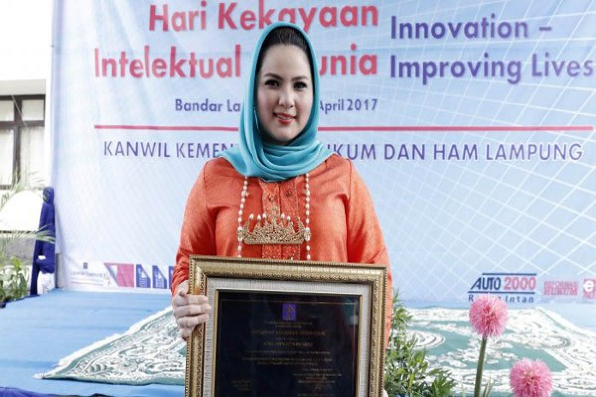 Ketua Dekarnasda Lampung Dapat Penghargaan Penggiat Intelektual 