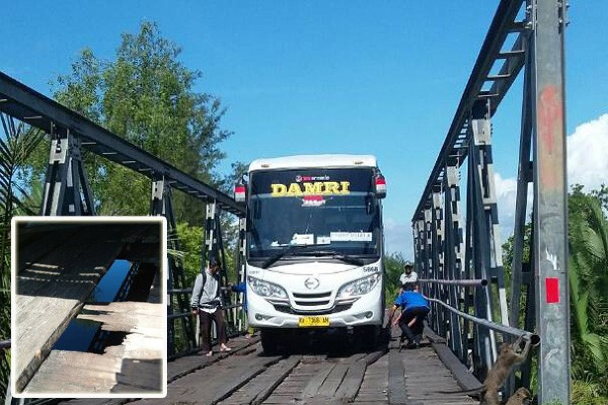 Waduh! Bus Damri Terperosok Akibat Jembatan Penghubung Kotim-Seruyan Rusak