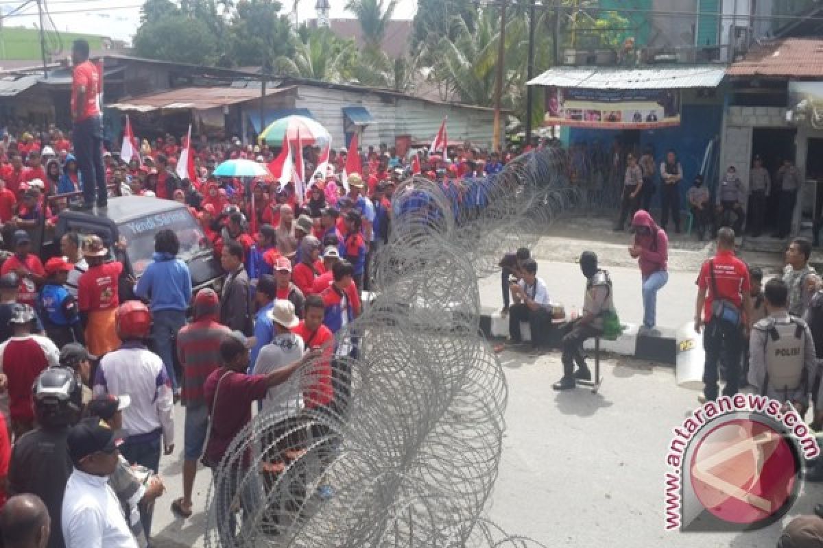 Polisi pasang kawat duri blokade pendukung Sudiro 