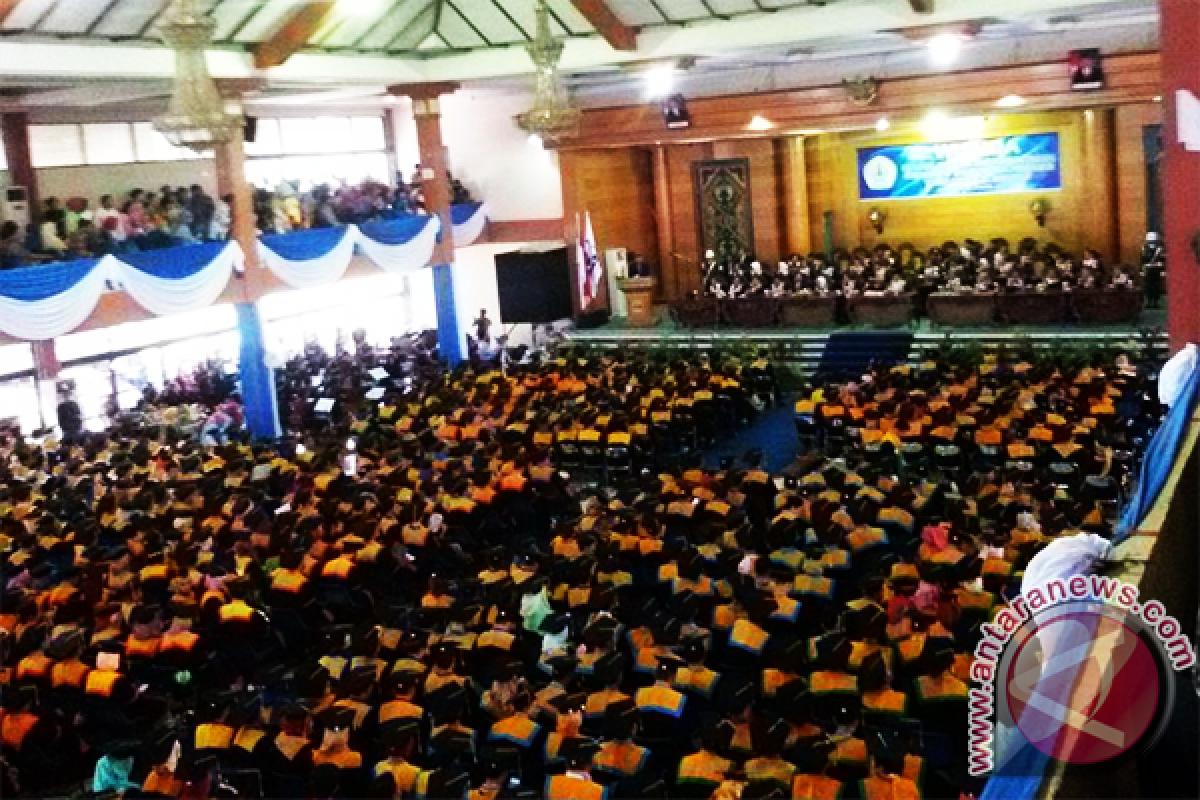 Rektor Untan Ajak 1.363 Wisudawan Bangun Daerah
