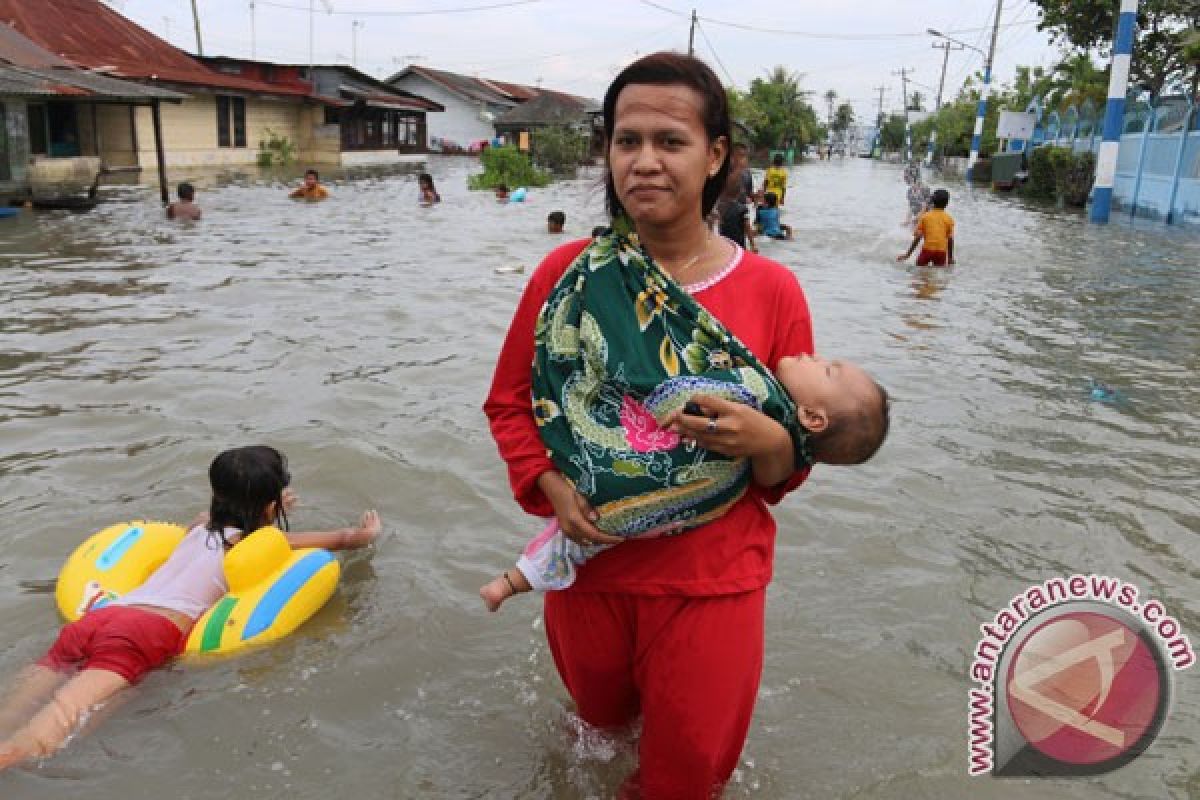 Banjir di Pekanbaru membuat jalan utama macet