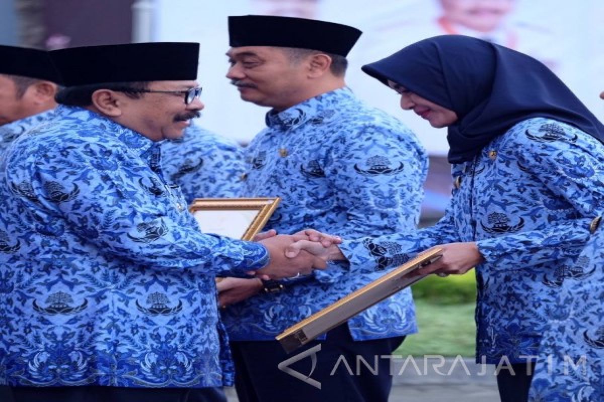 Bupati Probolinggo Raih Penghargaan Kinerja Terbaik 