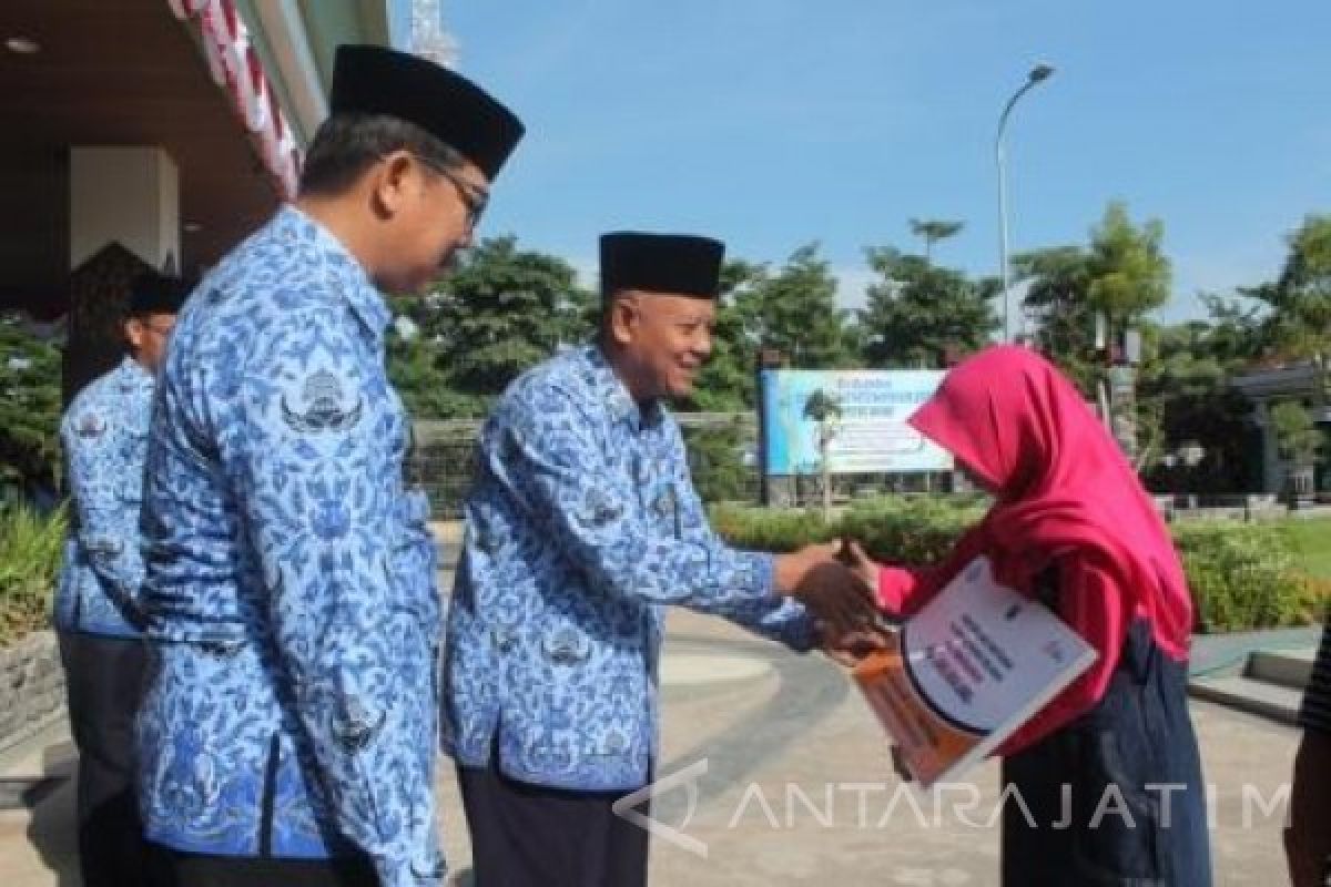 Dua Nelayan Probolinggo Terima Klaim Asuransi