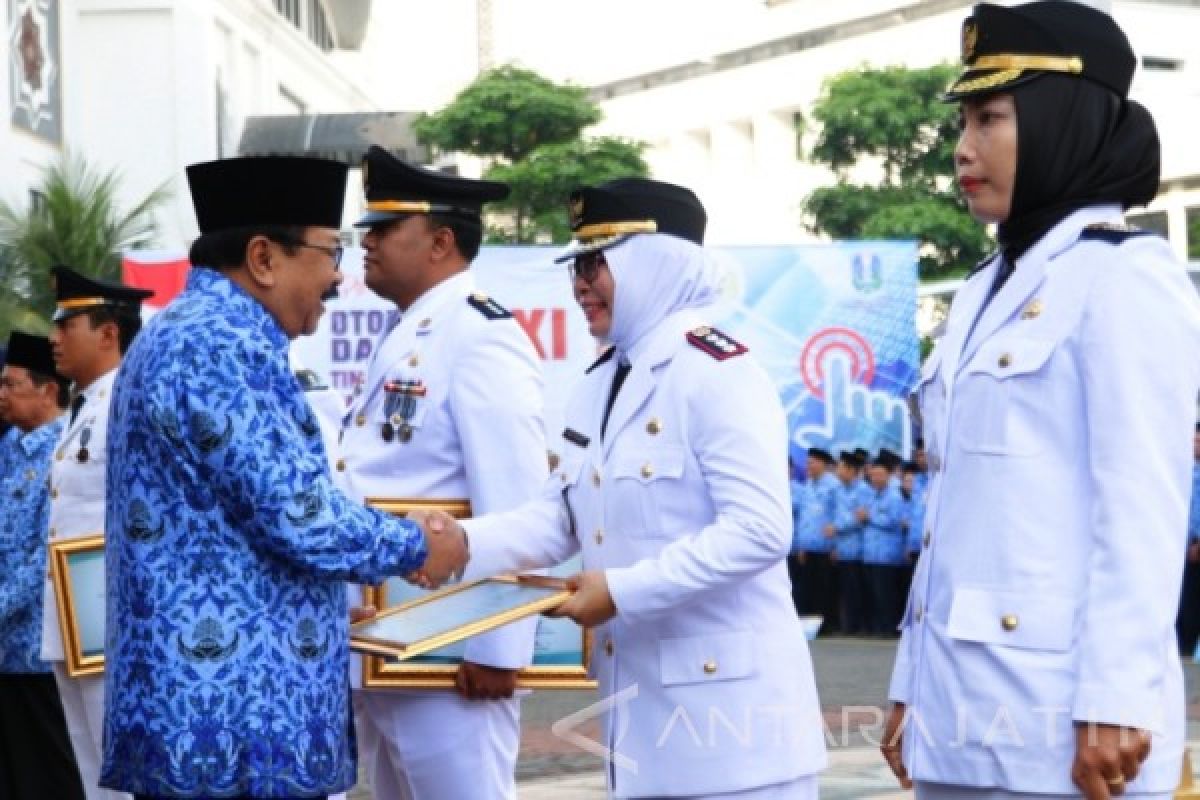 Gubernur Jatim Serahkan Penghargaan Camat Berprestasi