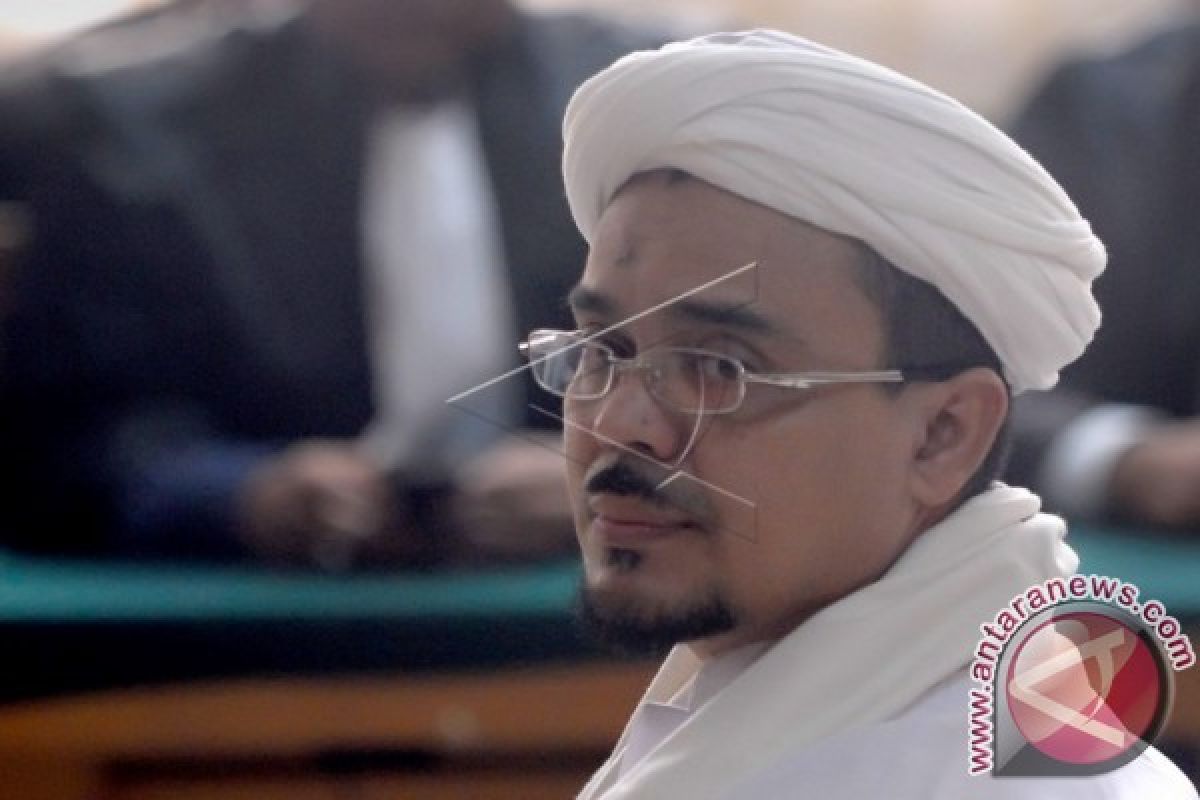 Kuasa Hukum Rizieq Datangi Kantor Kejati Jabar