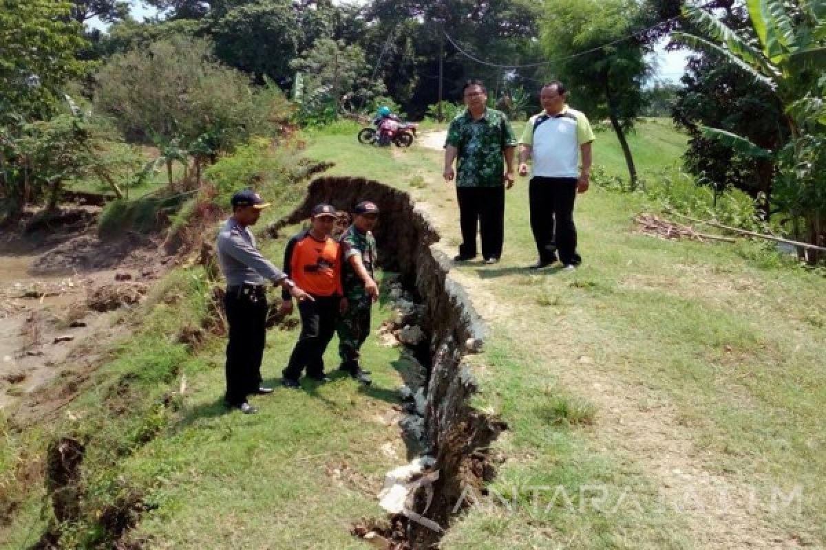 Balai Besar Perbaiki Tanggul Kanor Bojonegoro 2017