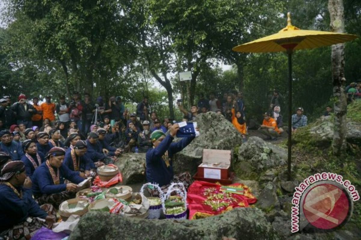 Ratusan "abdi dalem" Ikuti upacara adat Labuhan Merapi