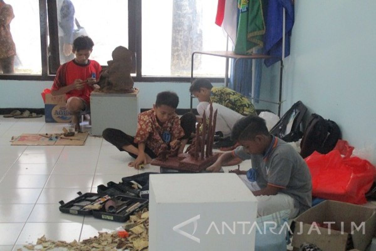 13 Pelajar Unjuk Kebolehan Buat Patung      