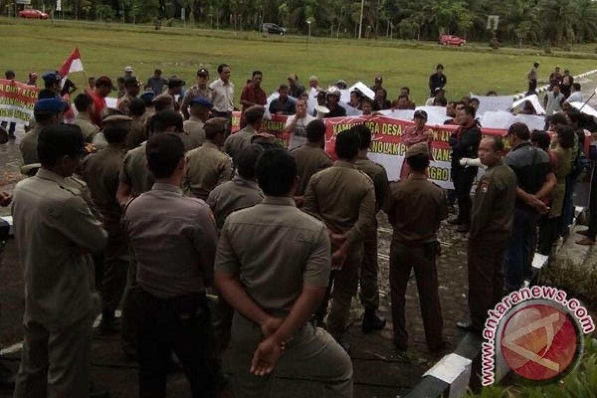 Puluhan Masyarakat Demo Di Kantor Bupati Mukomuko