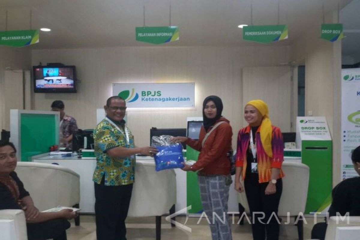 BPJS Ketenagakerjaan Rungkut Berbagi Souvenir Kepada Pekerja