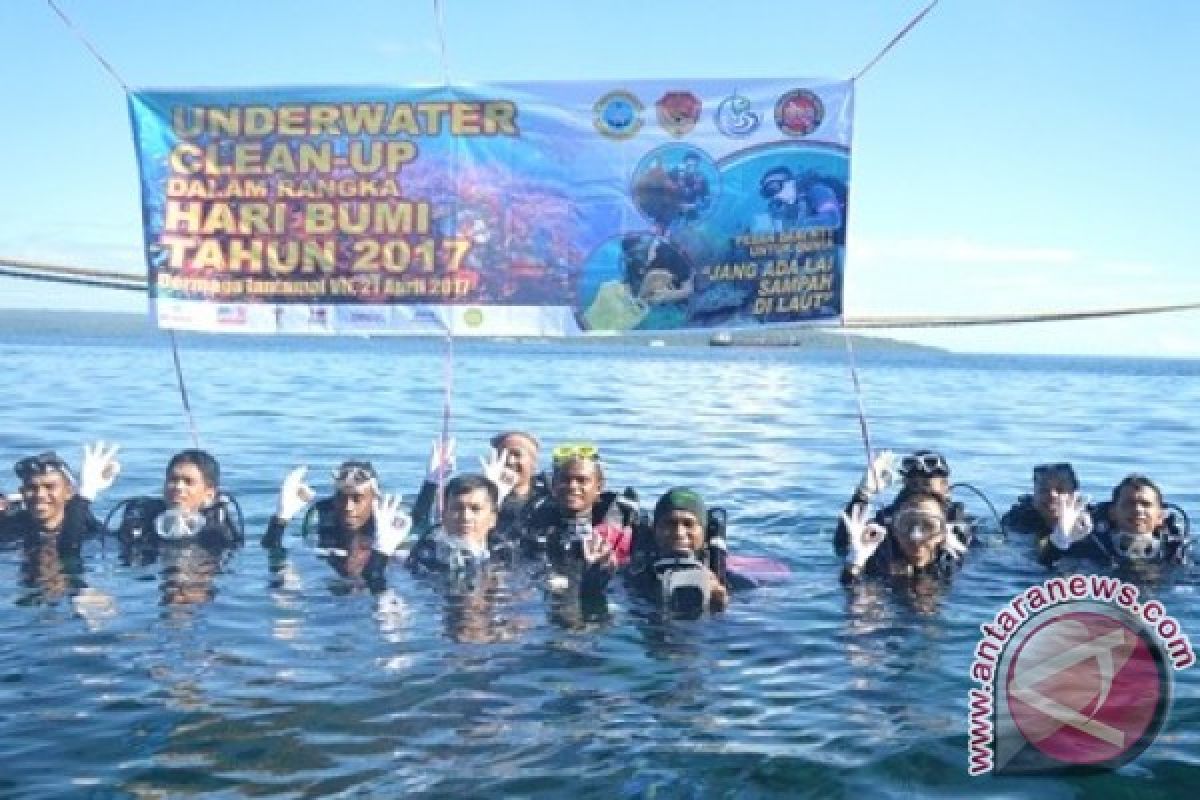 Bersihkan Sampah Dasar Laut 