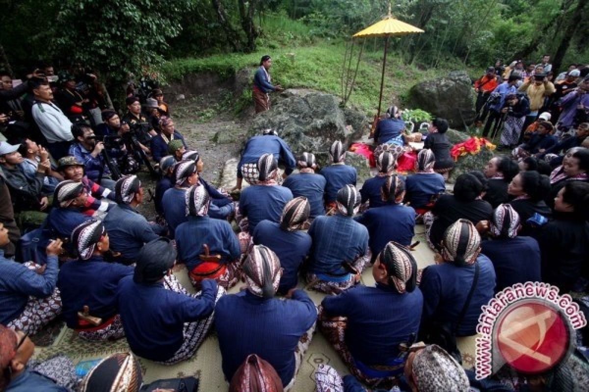 Ratusan "Abdi dalem" ikuti upacara labuhan merapi