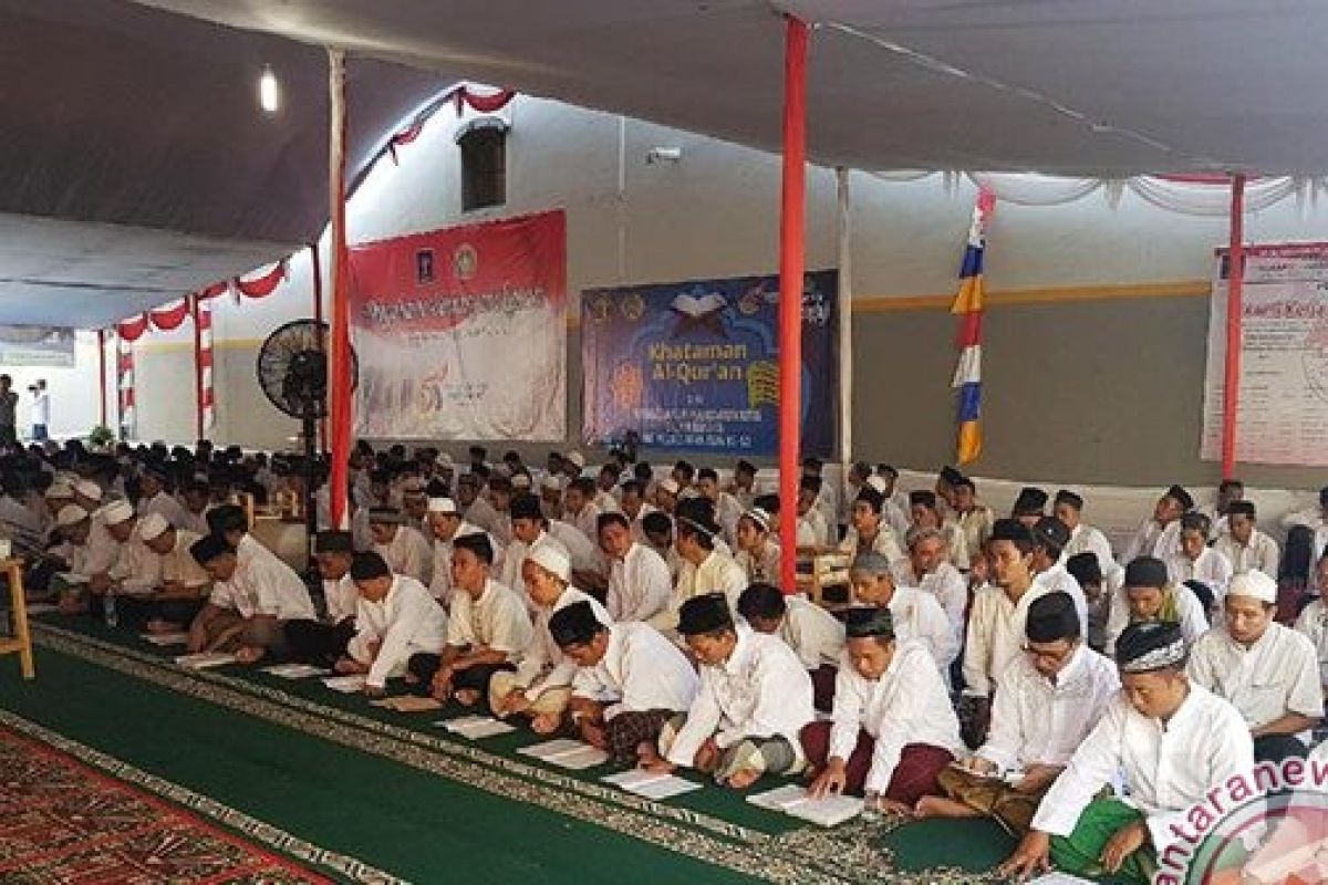 Ribuan Buruh Khataman Quran Sambut Hari Buruh