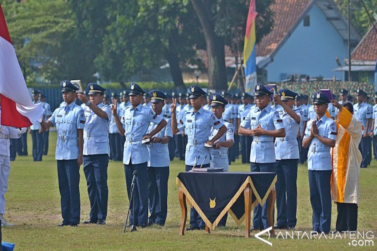 Dankodiklatau Lantik 436 Prajurit Tamtama TNI AU