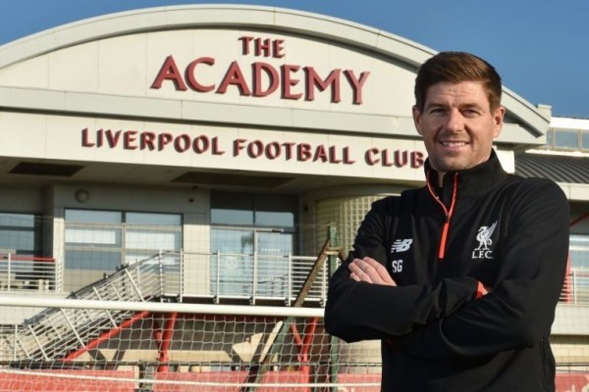 Steven Gerrard sebagai Pelatih Liverpool U-18 Musim 2017/2018
