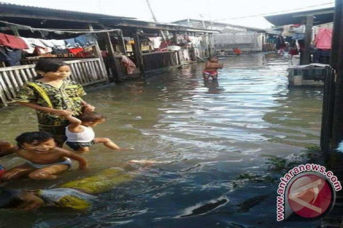 Banjir Rob Genangi Kota Tanjung Tiram