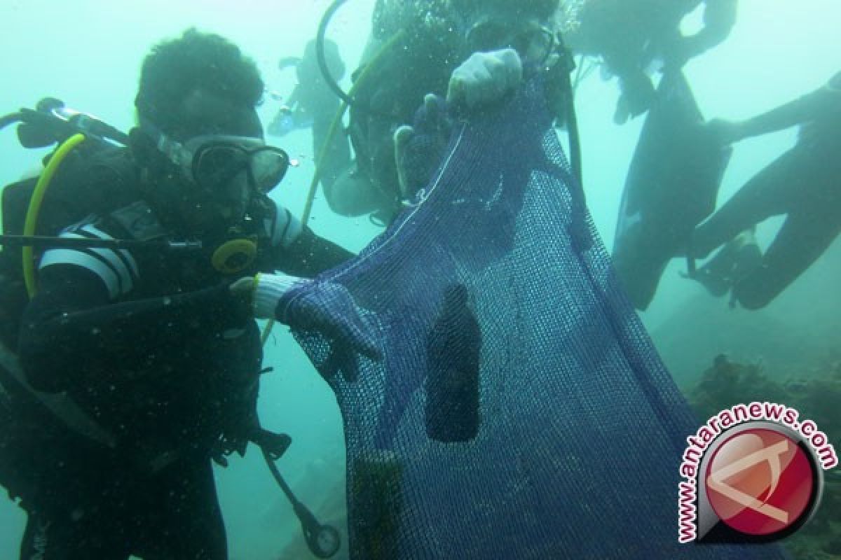 Di Hari Bumi Belasan Penyelam Bersihkan 50 Kg Sampah Dasar Laut