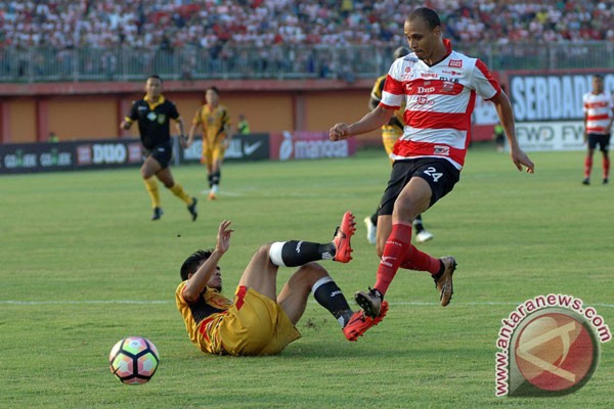 Mitra Kukar tahan imbang Madura United 2-2